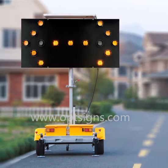 La flecha accionada solar del tráfico que destella de la señal de dirección sube al remolque, luz amonestadora del LED de la flecha